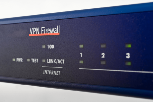Les prestataires informatiques disposent de firewall d'entreprise essentiel pour protéger vos données numériques et sécuriser votre réseau. Sa principale mission est de filtrer les entrées et vérifier les sorties réseau.