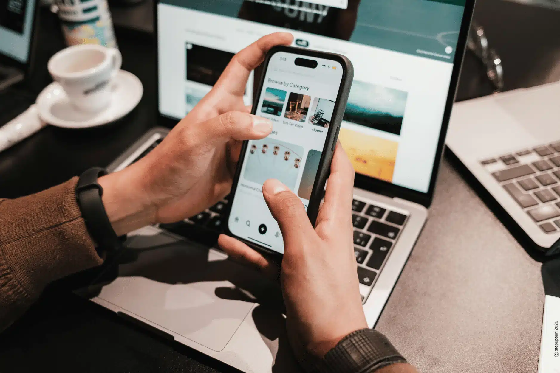Supervision réseau et détection du shadow IT : collaborateur utilisant un smartphone personnel et un ordinateur portable pour travailler.